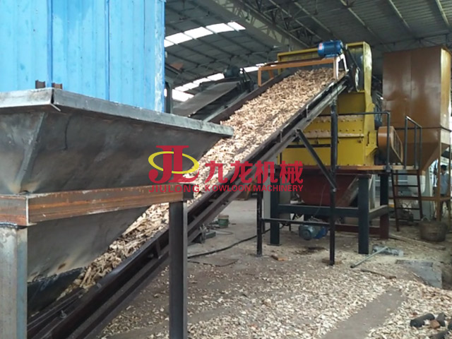 重型木材粉碎機現(xiàn)場